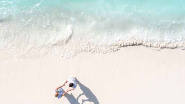 coppia sulla spiaggia nelle Isole Figi