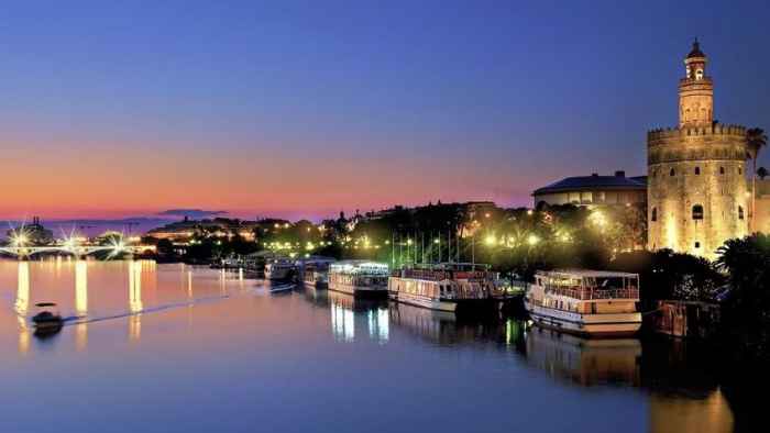 Atterraggio all'aeroporto di Siviglia per visitare la città