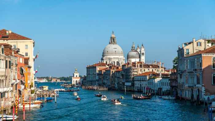 Biennale Architettura di Venezia 2025 – Arte, eventi e il modo più esclusivo per raggiungerla