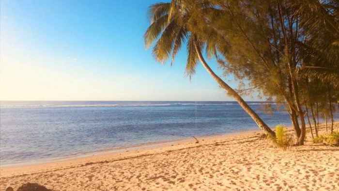 dal jet privato alle Isole Cooks scorcio di una spiaggia