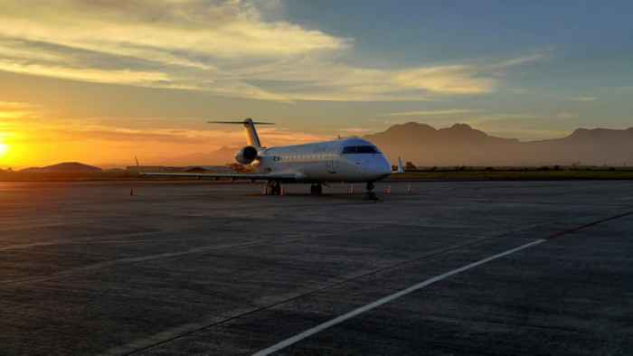 Viaggio-di-lusso-noleggia-un-volo-privato-da-Milano-a-Santorini