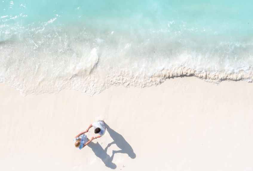 coppia sulla spiaggia nelle Isole Figi