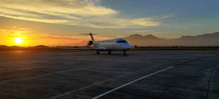 Viaggio-di-lusso-noleggia-un-volo-privato-da-Milano-a-Santorini