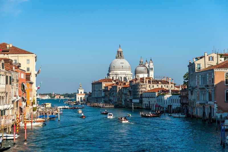 Biennale Architettura di Venezia 2025 &ndash; Arte, eventi e il modo pi&ugrave; esclusivo per raggiungerla