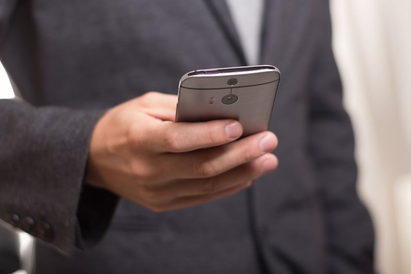 Pagare con la moneta XRP con lo smartphone.