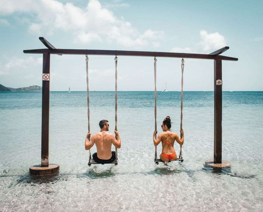 coppia in una spiaggia di Saint Lucia