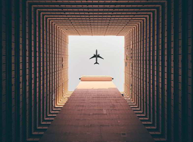 jet privato tra i palazzi di Hong Kong