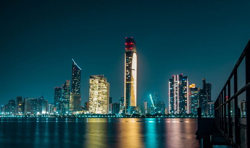 panorama notturno ad Abu Dhabi, Emirati Arabi Uniti