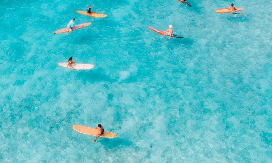 surfisti nell'acqua cristallina del mare delle Isole Vergini Britanniche