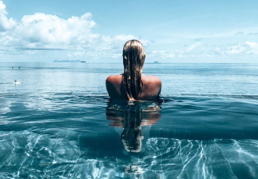 donna che fa il bagno alle Figi