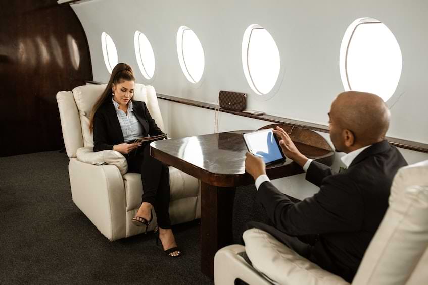 uomo e donna in un jet privato | Fast Private Jet