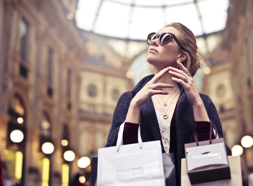 Ragazza fa shopping a Milano durante la Settimana della Moda | Fast Private Jet