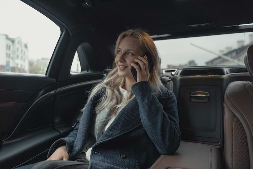 ragazza in auto | Fast Private Jet