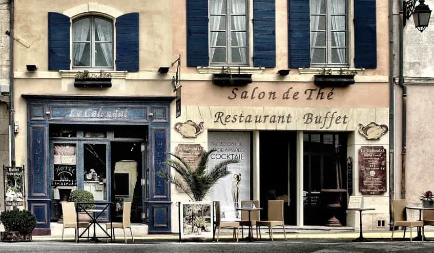 Edificio di una cittadina provenzale | Fast Private Jet