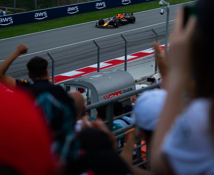 Monoposto Red Bull su un circuito di F1 | Fast Private Jet