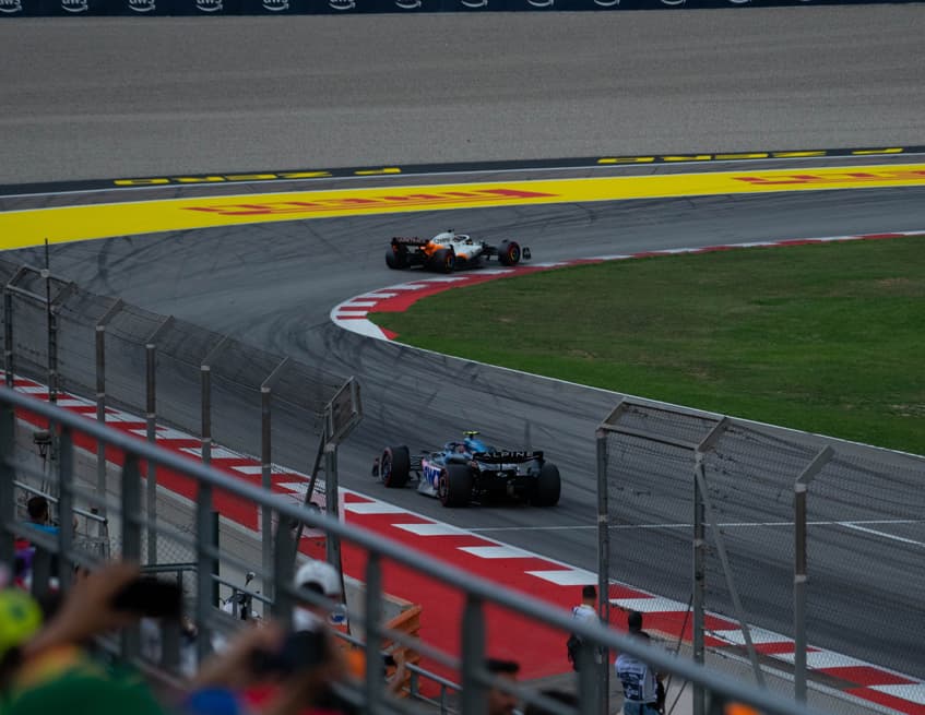 Monoposto che corrono su un circuito di F1 | Fast Private Jet