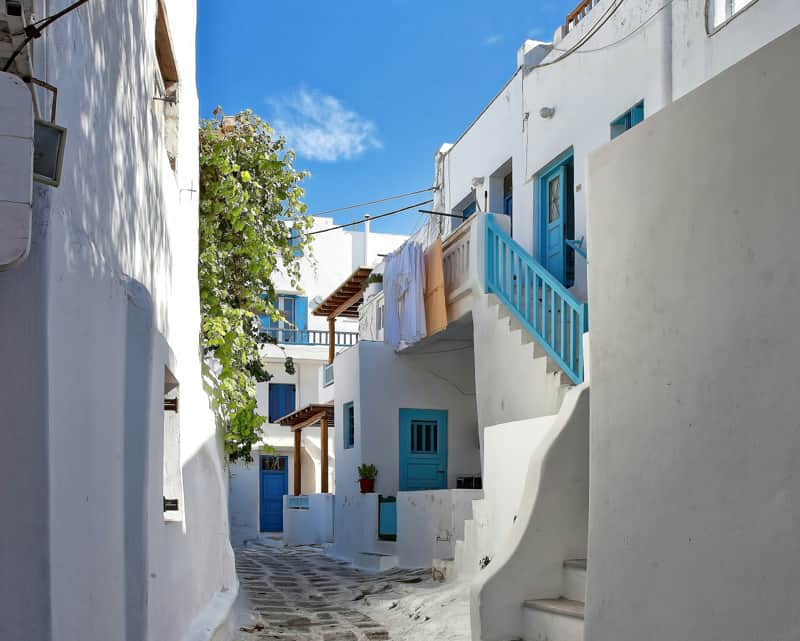 Veduta di una stradina caratteristica di Mykonos | Fast Private Jet