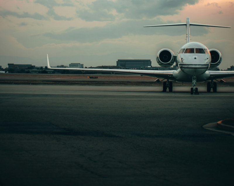 Jet privato visto dal davanti | Fast Private Jet