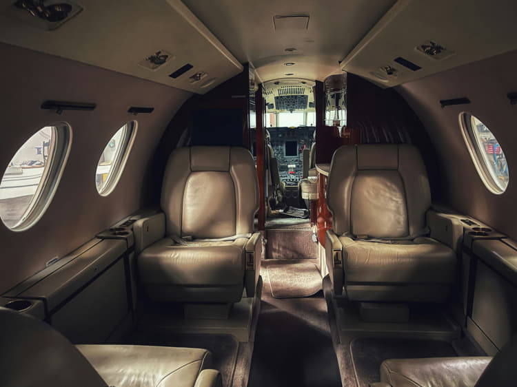 Gli interni di un jet privato di lusso | Fast Private Jet