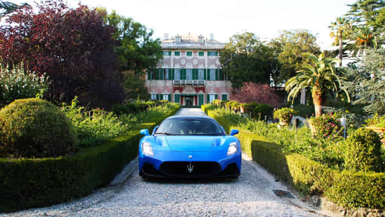 Una Maserati azzurra MC 20 | Fast Private Jet