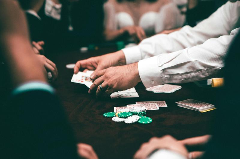 Croupier mischia le carte al tavolo da black jack