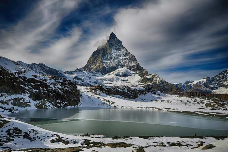 Panoramica invernale del monte Cervino con lago | Fast Private Jet 
