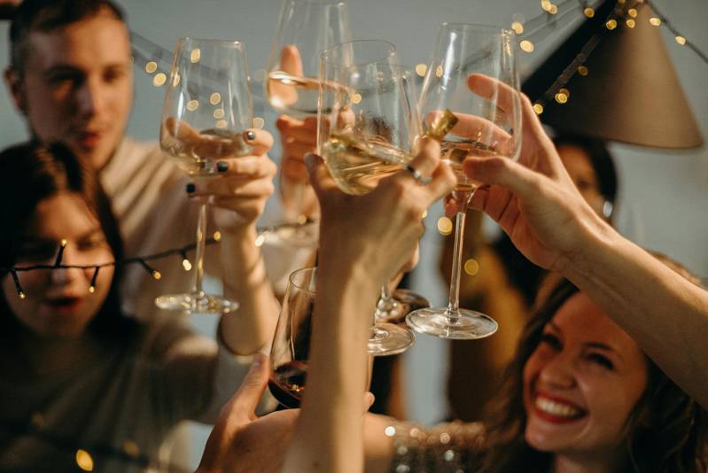 Festa di Capodanno con brindisi e bicchieri pieni di champagne | Fast Private Jet
