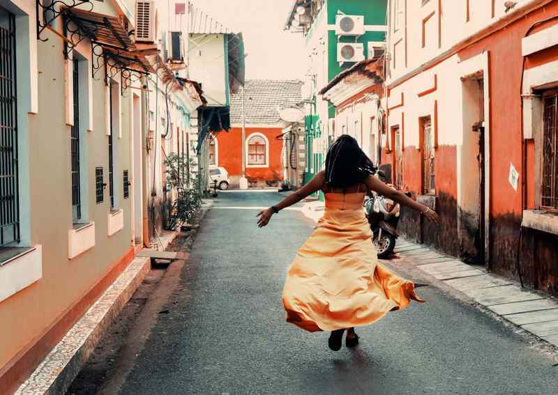 Donna locale nel centro storico di Panaji, nello stato di Goa, in India | FastPrivate Jet