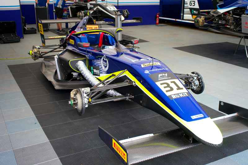 Macchina di Formula 1 ai box di Silverstone | FastPrivateJet