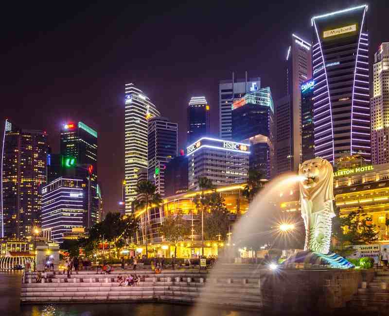 La luccicante skyline notturna di Singapore, la città stato del sud asiatico | FastPrivateJet