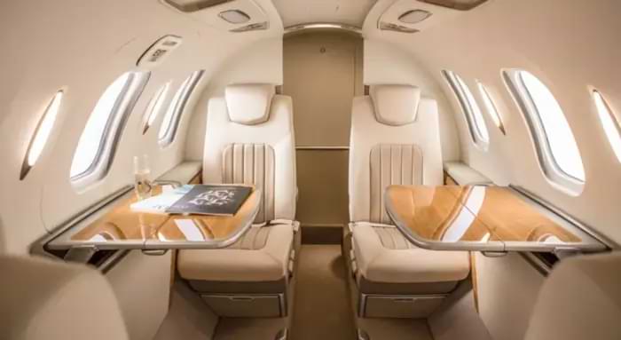 Gli interni di un jet privato HondaJet Elite | Fast Private Jet