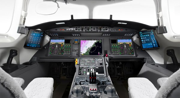 cabina pilotaggio falcon 7x noleggio jet privato
