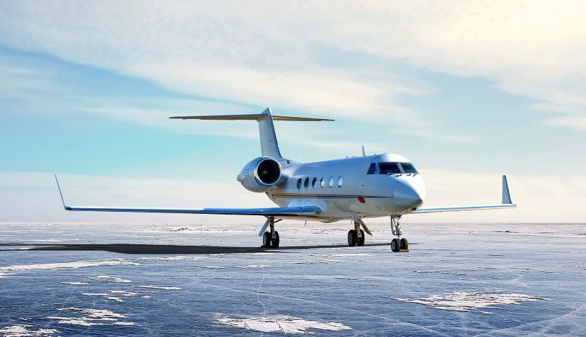 Un volo privato che sta preparando la fase del decollo | Fast Private Jet