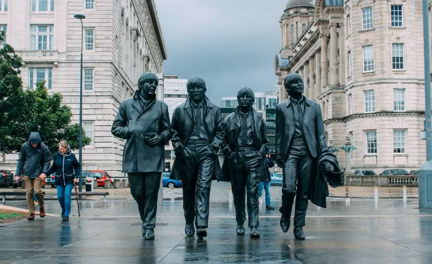 Jet privato Liverpool e statua dei Beatles.