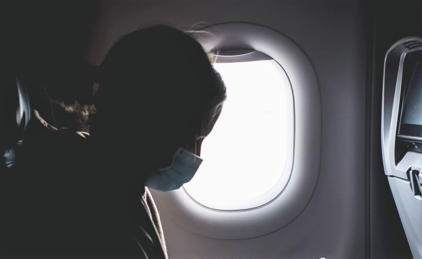 Norme di sicurezza in aereo: uso della mascherina.