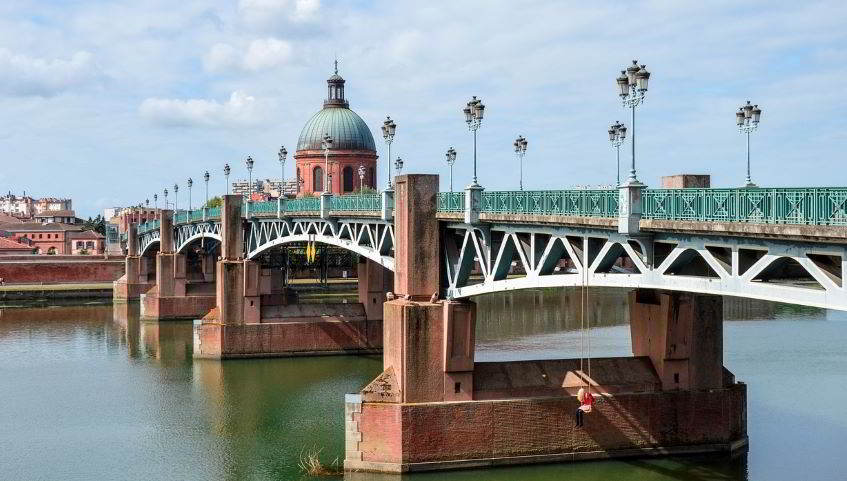 Jet privato Toulouse e ponte della città.